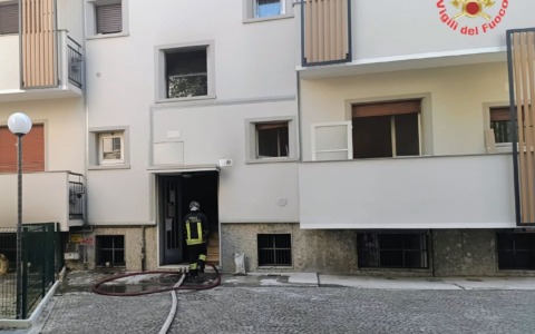 Scoppia un incendio in un seminterrato