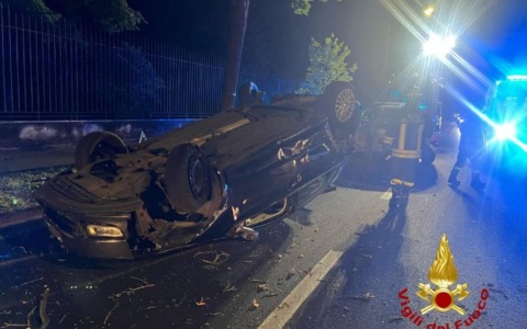 Scontro tra due auto, una si ribalta