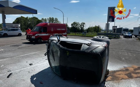 L’auto si ribalta, poi scoppia un principio di incendio