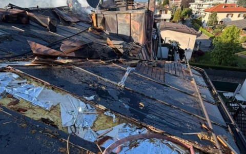 A fuoco il tetto, evacuate dodici famiglie