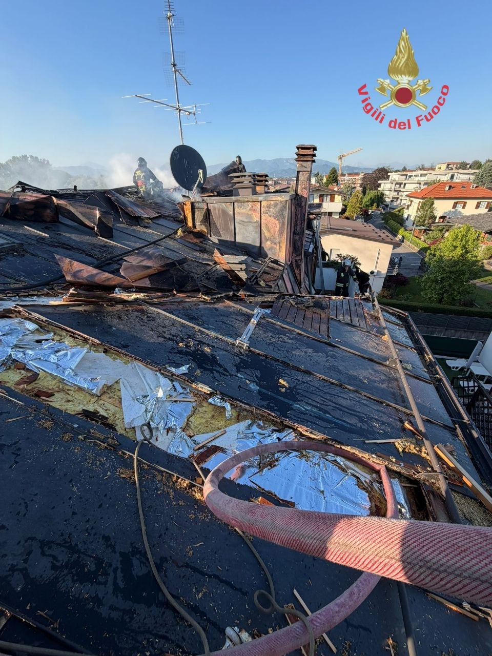 A fuoco il tetto, evacuate dodici famiglie