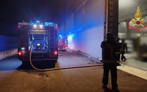 Incendio in azienda, le fiamme avvolgono un macchinario