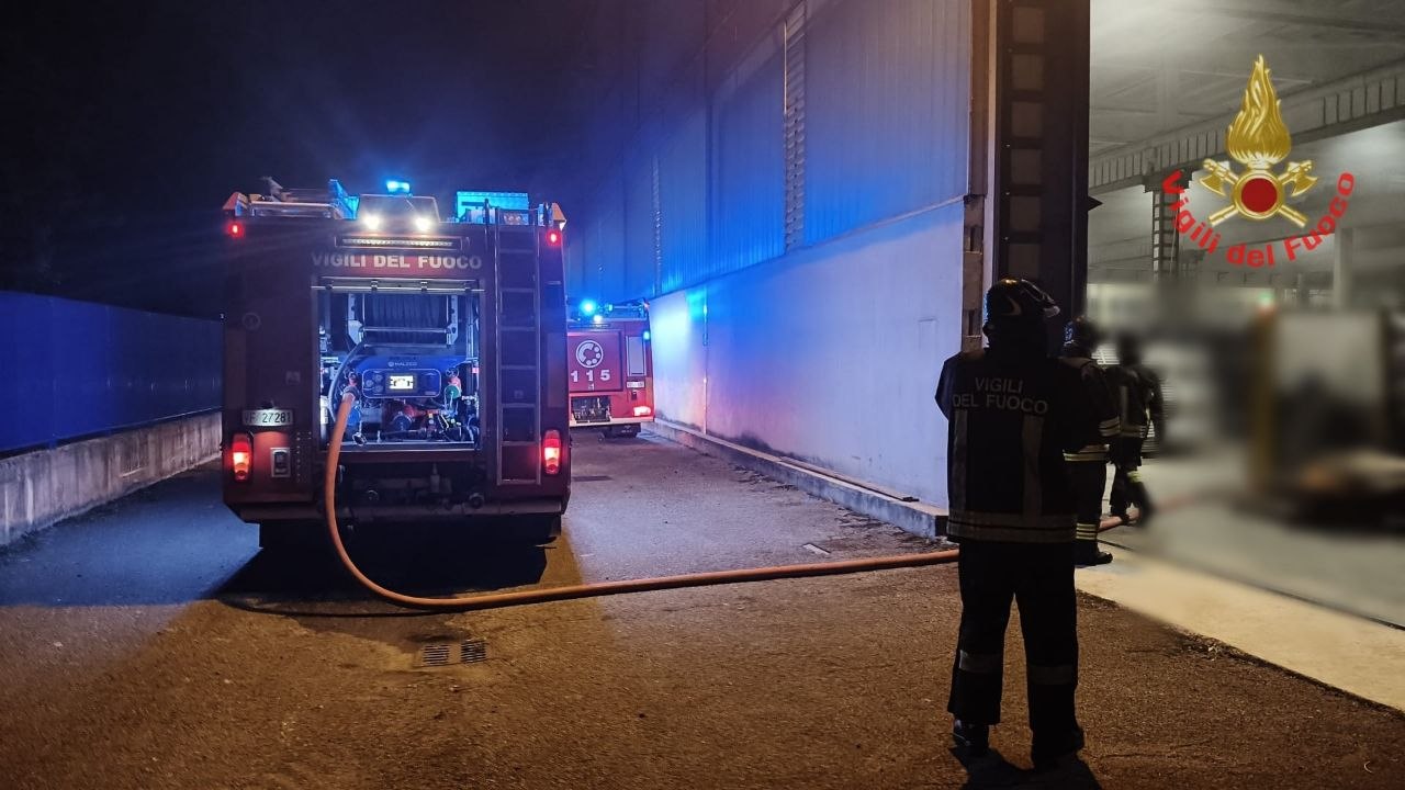 Incendio in azienda, le fiamme avvolgono un macchinario
