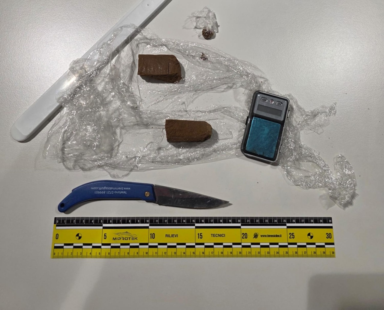 Arrestato con oltre cinquanta grammi di hashish nella giacca