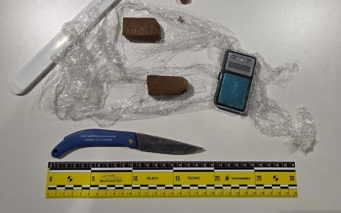 Arrestato con oltre cinquanta grammi di hashish nella giacca