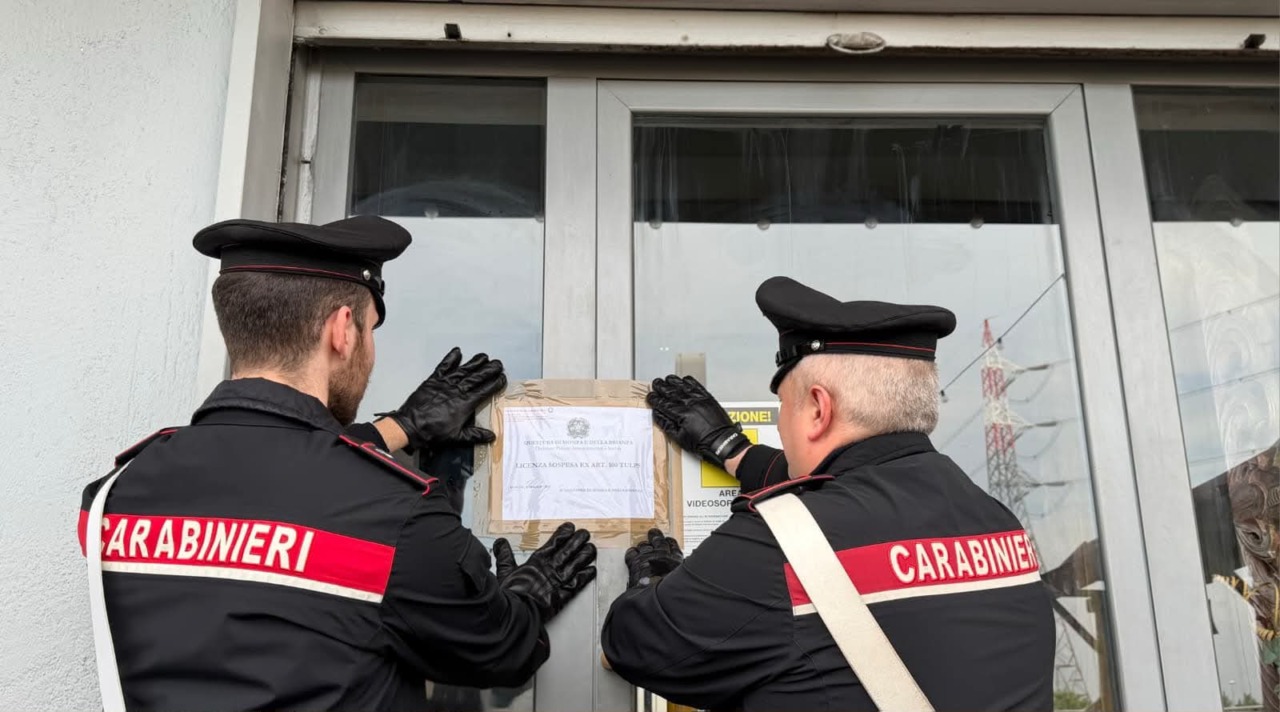 Droga e clienti con precedenti nel locale, il Questore sospende la licenza del bar