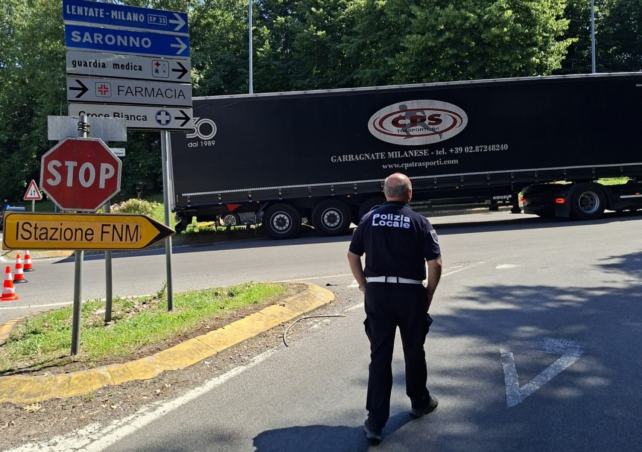 Autoarticolato in panne e traffico in tilt tra Barlassina e Seveso