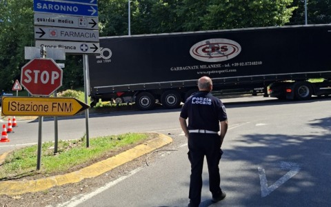 Autoarticolato in panne e traffico in tilt tra Barlassina e Seveso