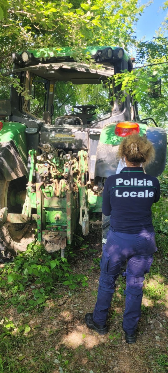 Rubato e nascosto tra la vegetazione: la Polizia Locale ritrova un trattore