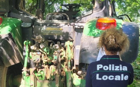 Rubato e nascosto tra la vegetazione: la Polizia Locale ritrova un trattore