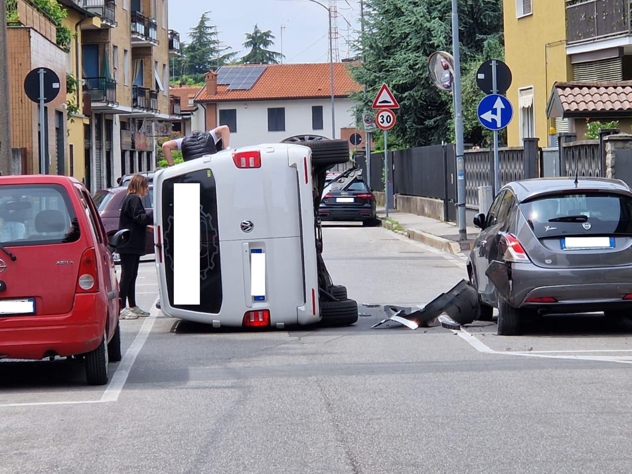 Furgone colpisce un’auto e si ribalta