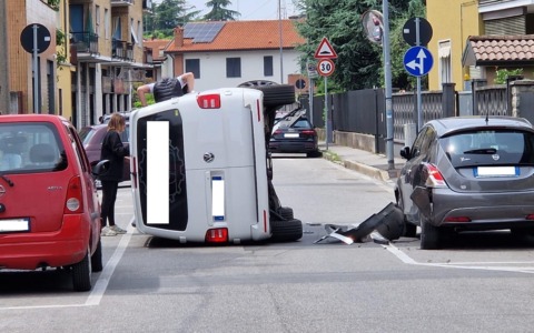 Furgone colpisce un’auto e si ribalta