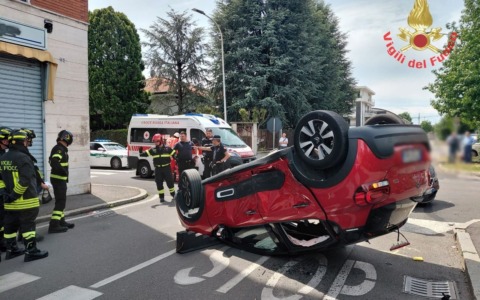 Violento scontro fra due auto con ribaltamento