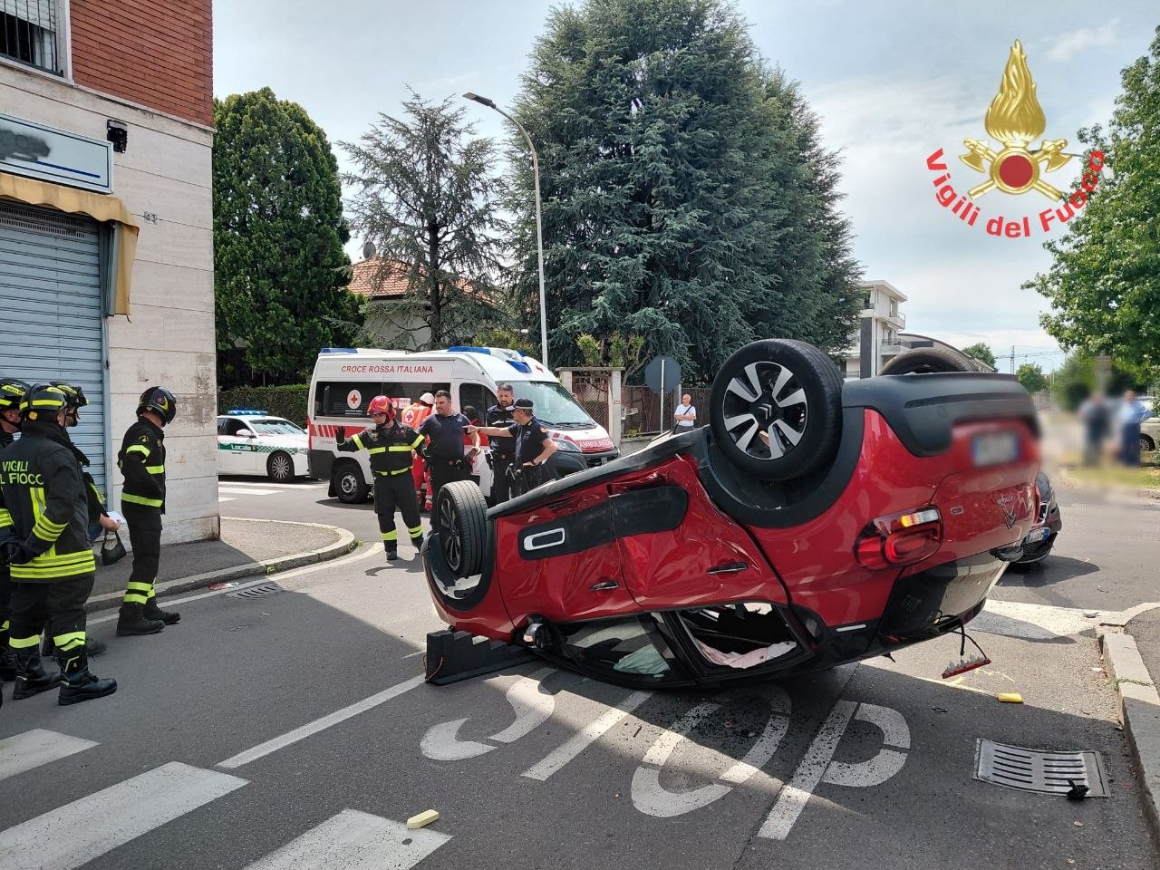 Violento scontro fra due auto con ribaltamento