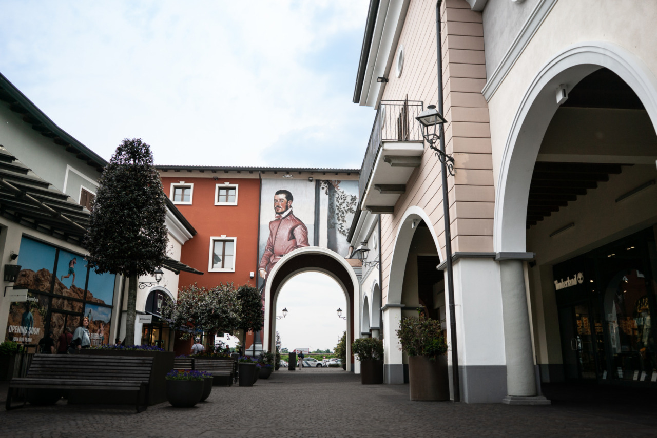 Al Franciacorta Designer Village arte urbana e musica incontrano lo shopping