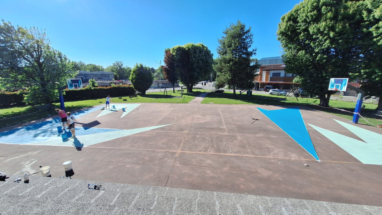 Partito il resyling artistico del campetto da basket del Villaggio Brollo