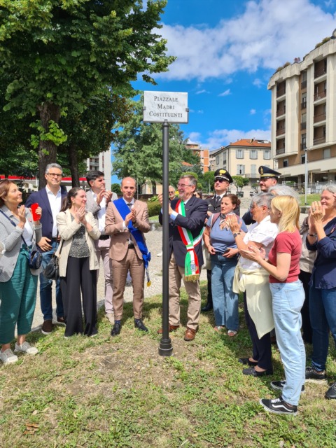 Il piazzale della stazione intitolato alle “Madri Costituenti”