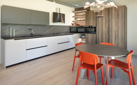 Brivio Progettare Arredare Vivere rinnova gli spazi espositivi: «Tre cucine complete di elettrodomestici  in super sconto»