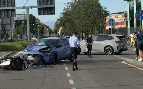 Grave incidente tra auto e moto: 35enne in ospedale in codice rosso