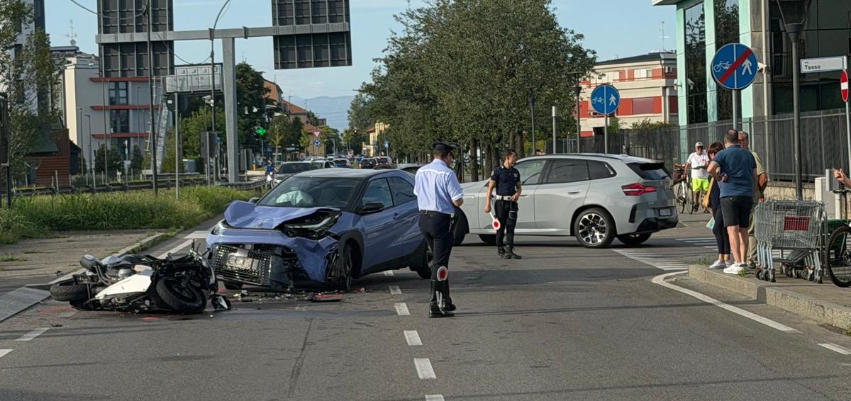 Grave incidente tra auto e moto: 35enne in ospedale in codice rosso