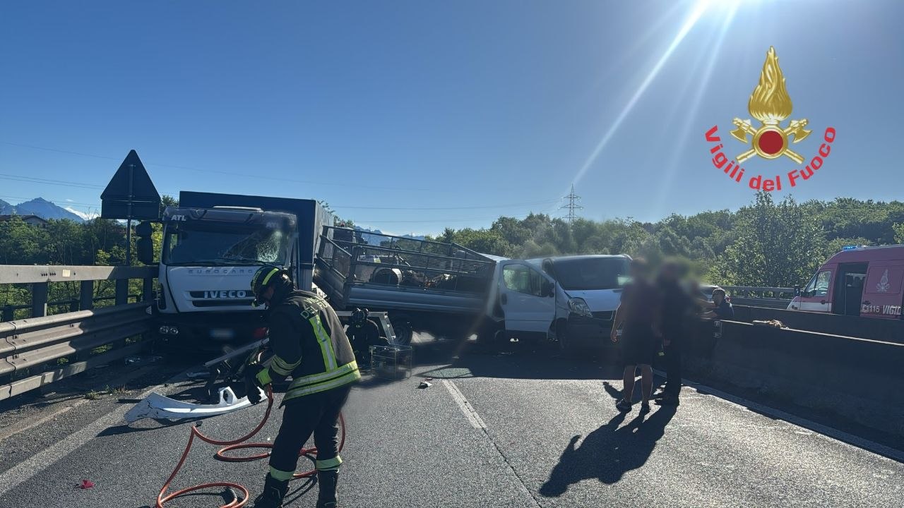 Per un incidente chiusa una carreggiata della Valassina