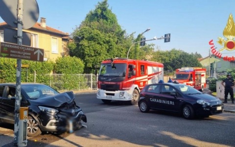 Incidente davanti alla farmacia, il sindaco soccorre i feriti