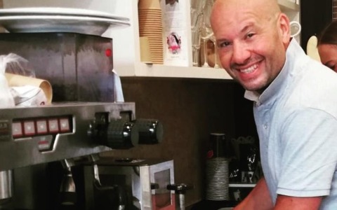 Un albero donato per ricordare l’ex barista che amava sorridere