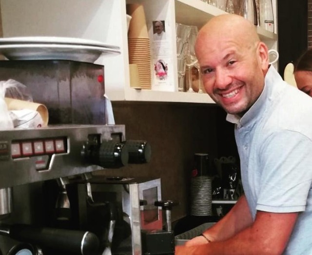 Un albero donato per ricordare l’ex barista che amava sorridere