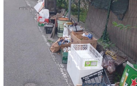 Abbandona i rifiuti, ma la Polizia Locale lo incastra in poche ore