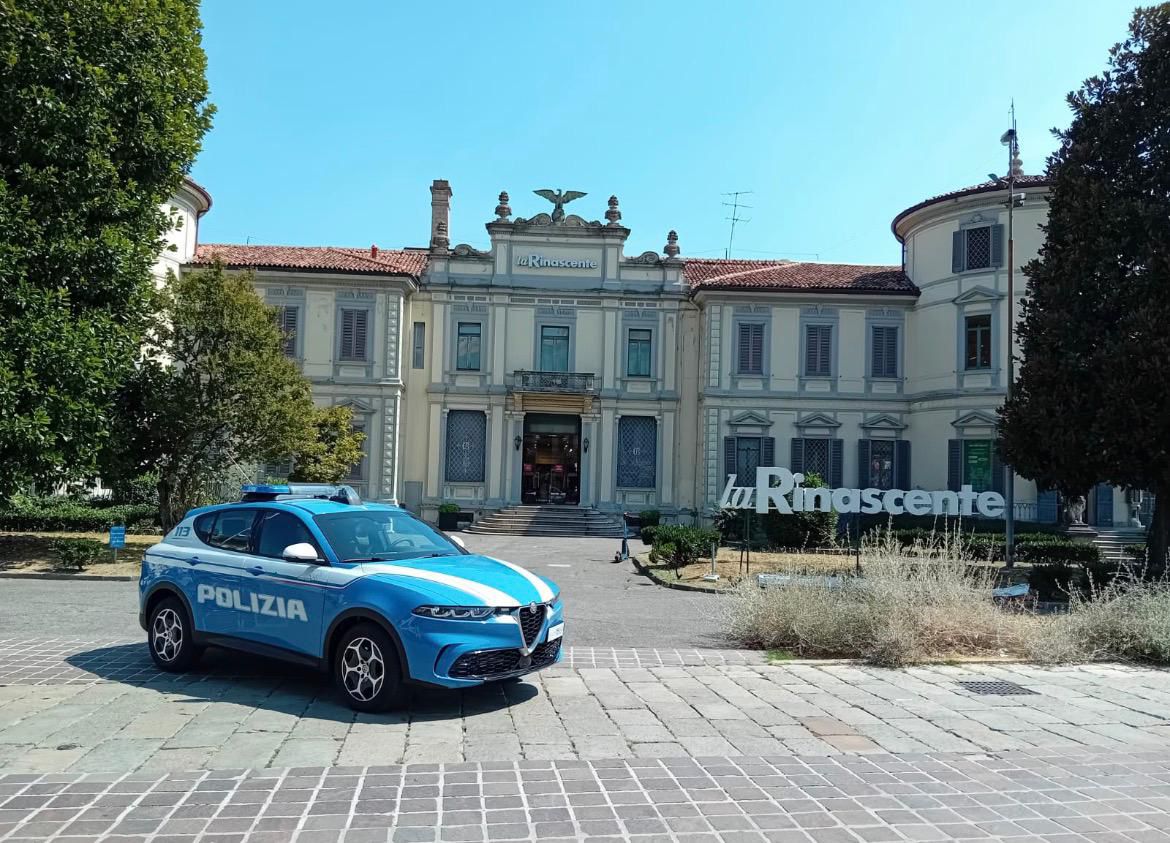 Cerca di far shopping  senza pagare: arrestato 27enne algerino