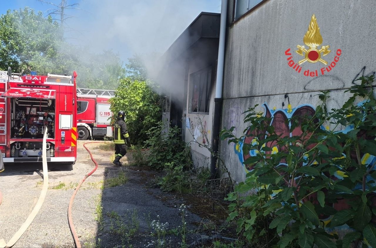 Divampa un incendio nella ex Snia