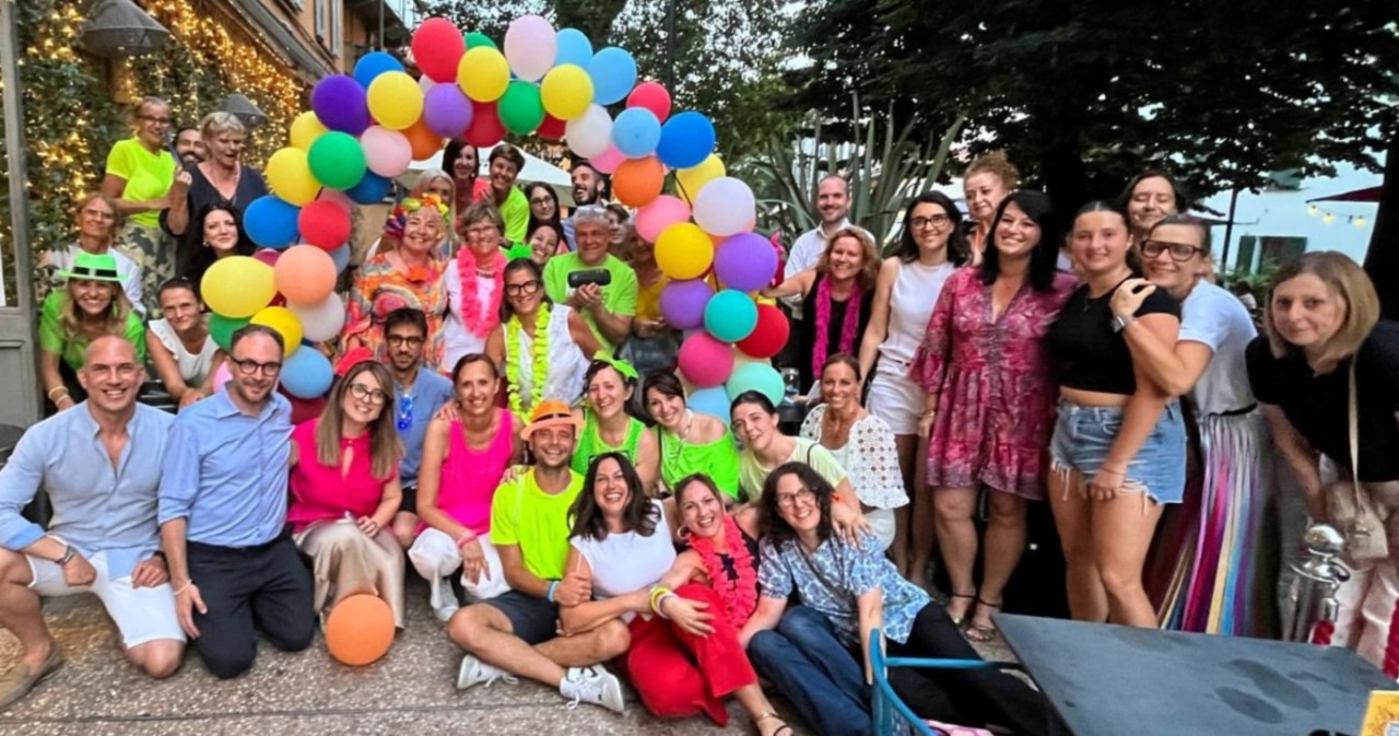 L’abbraccio alla maestra in pensione: “Merita il Giovannino d’oro”
