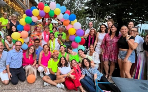 L’abbraccio alla maestra in pensione: “Merita il Giovannino d’oro”
