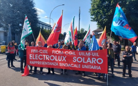 Crisi Electrolux, sospesi per 50 giorni licenziamenti e chiusure