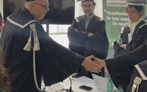 Il sindaco Consonni si laurea a 53 anni: “Non è mai troppo tardi per imparare”