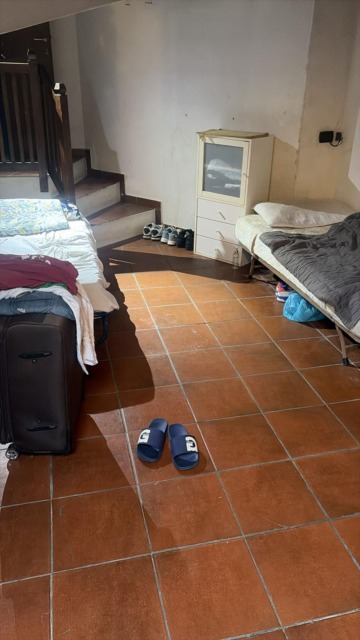 Appartamento trasformato in un dormitorio abusivo: scoperti 14 posti letto e un sottoscala adattato a cucina