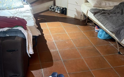 Appartamento trasformato in un dormitorio abusivo: scoperti 14 posti letto e un sottoscala adattato a cucina