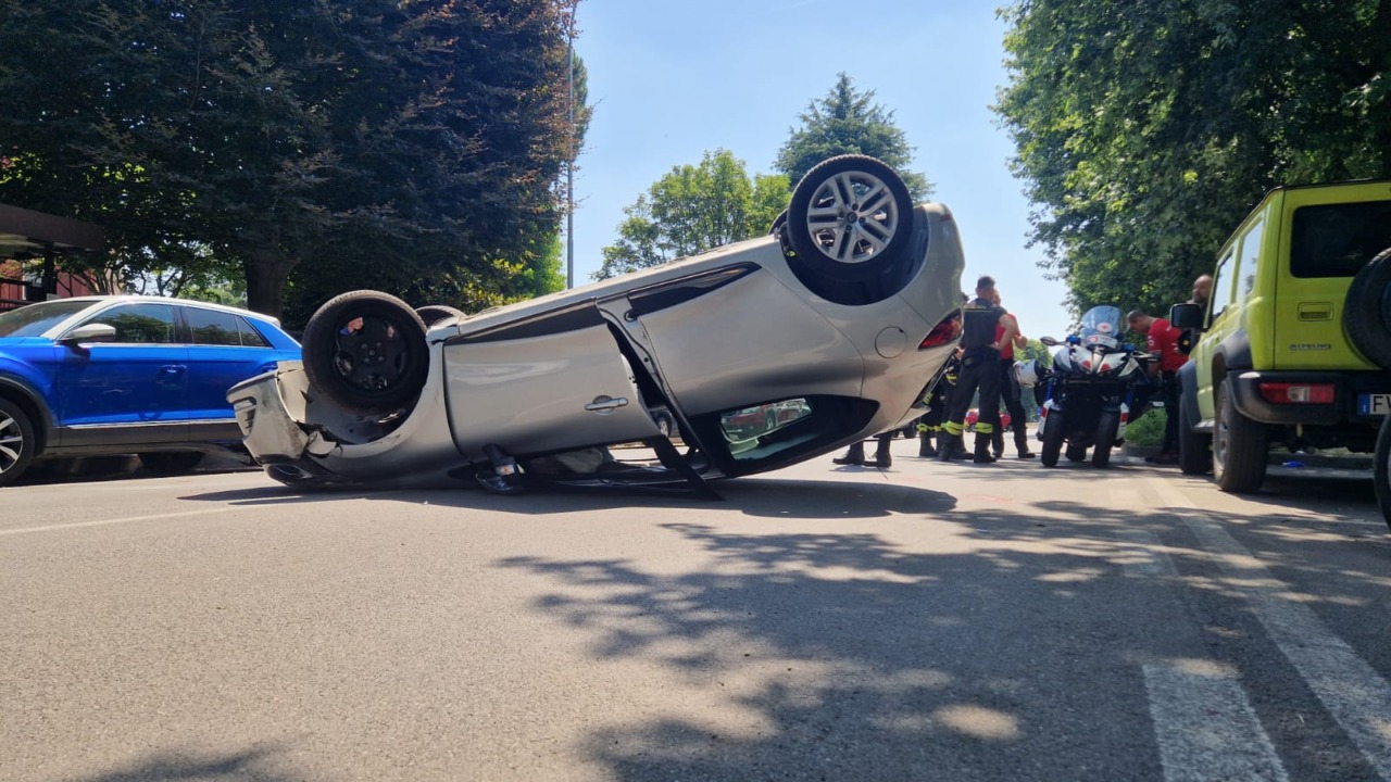 Si ribalta con l’auto ad Arcore, neopatentato illeso