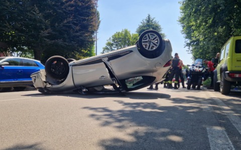 Si ribalta con l’auto ad Arcore, neopatentato illeso