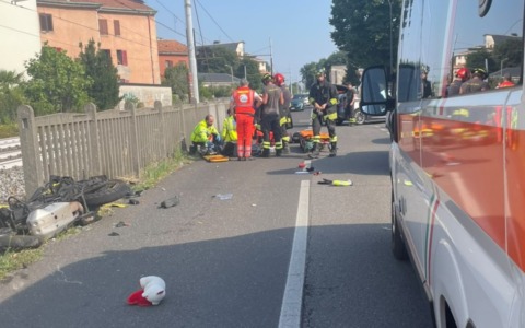 Moto si scontra con auto poi abbatte un pezzo di recinzione della ferrovia
