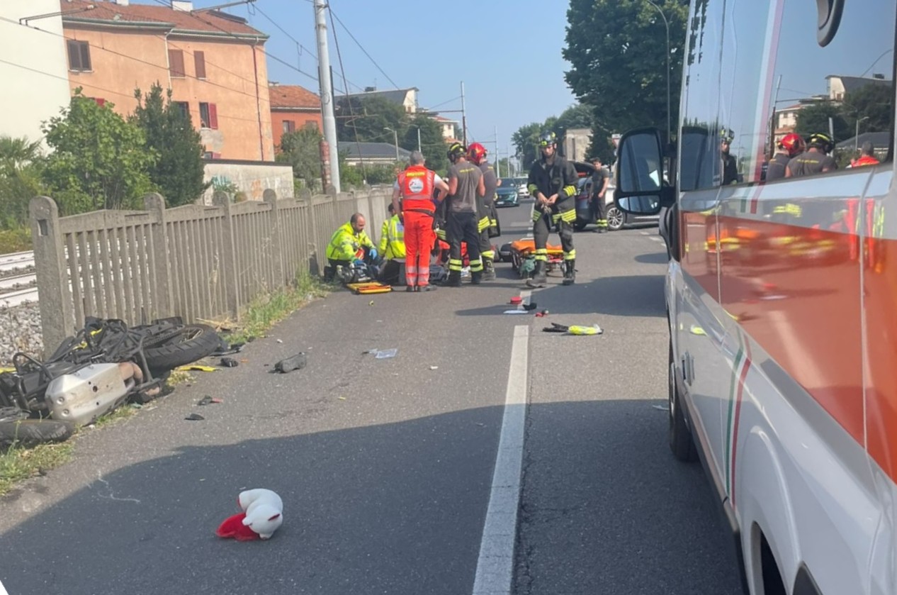 Moto si scontra con auto poi abbatte un pezzo di recinzione della ferrovia