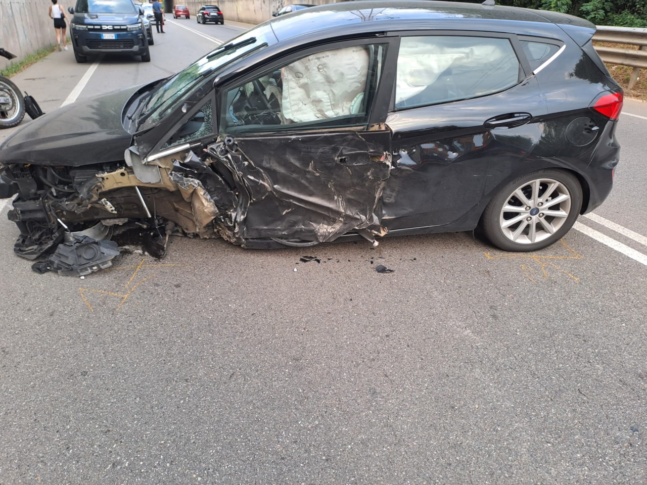 Frontale con un tir sulla “Bananina”: 19enne miracolato