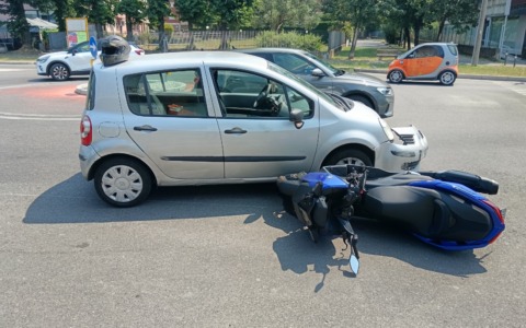 Incidente tra auto e moto alla rotatoria