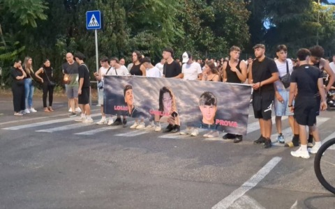 Più di duemila persone alla marcia per non dimenticare Camilla, Lorenzo e Riccardo