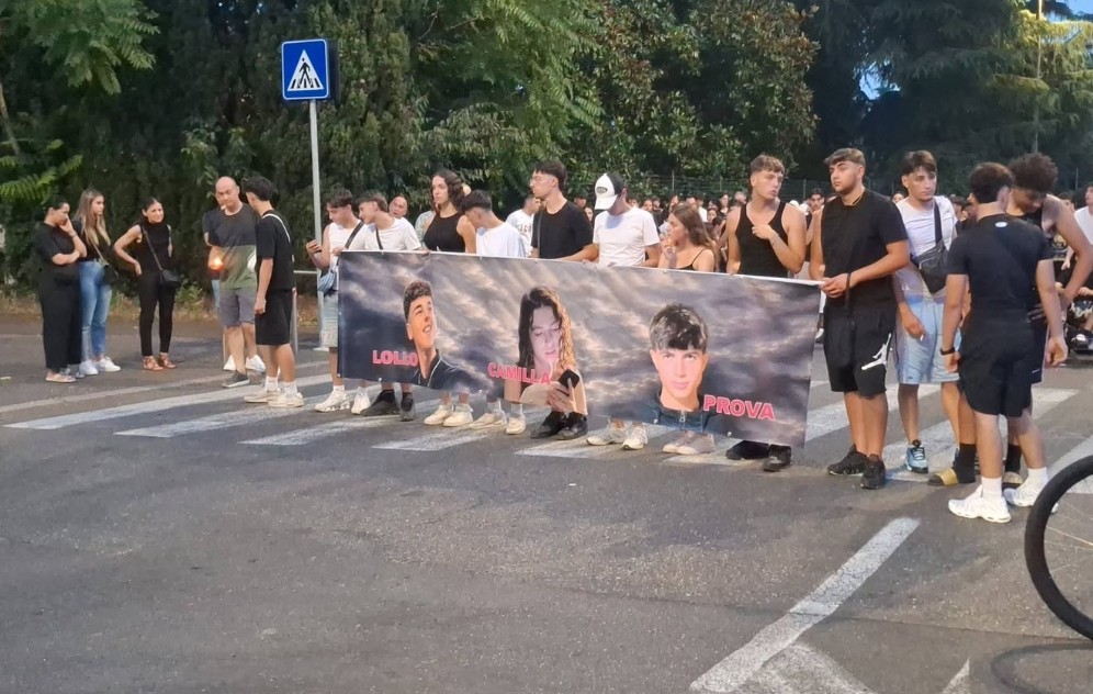 Più di duemila persone alla marcia per non dimenticare Camilla, Lorenzo e Riccardo