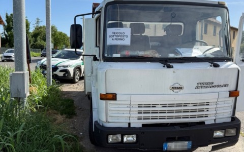 A 18 anni senza patente guida un camion sottoposto a fermo: maxi multa della Polizia Locale