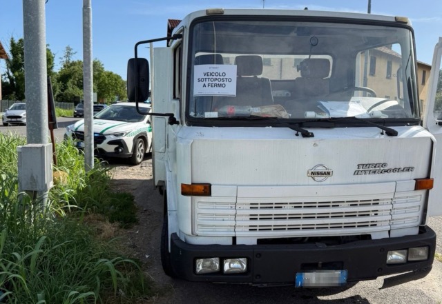 A 18 anni senza patente guida un camion sottoposto a fermo: maxi multa della Polizia Locale