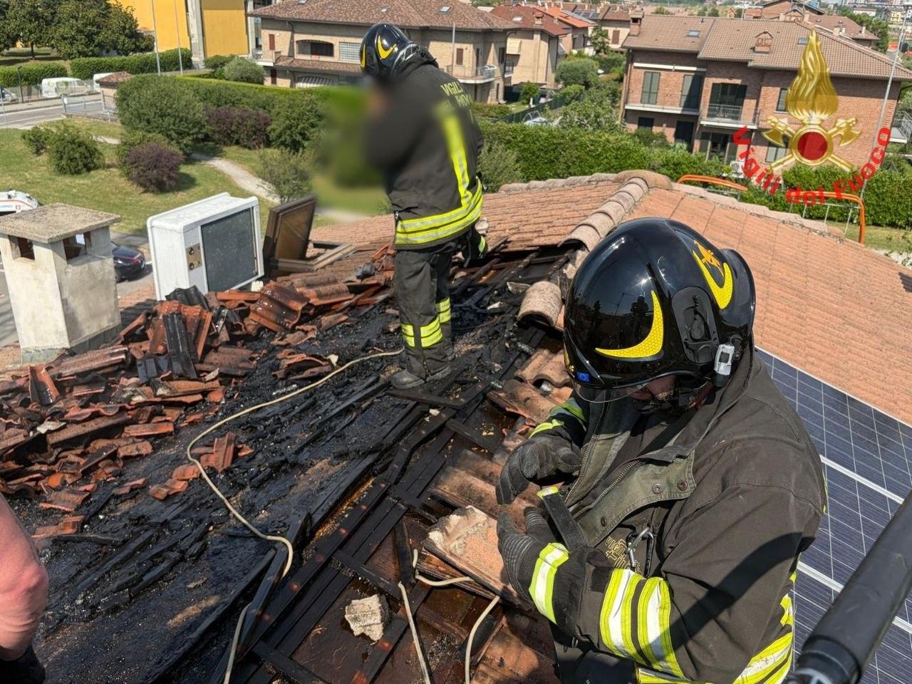 Incendio in mansarda, due persone in ospedale