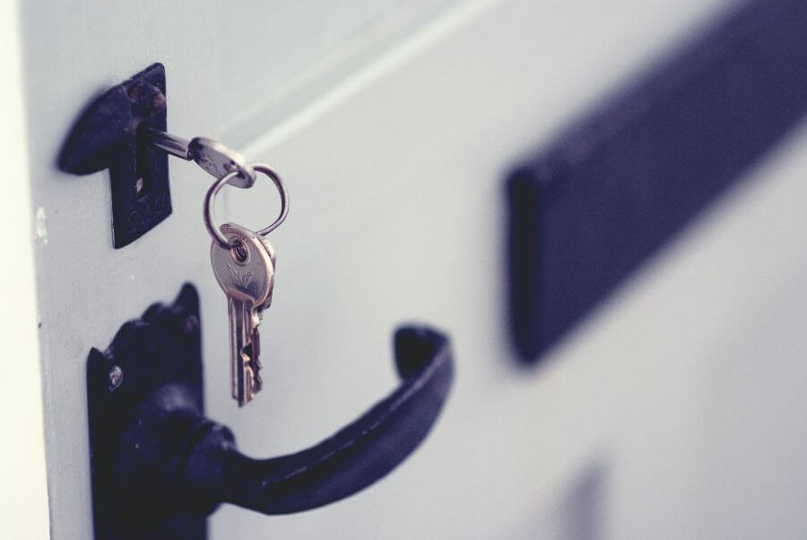 Chiuso fuori casa: cosa fare per rientrare senza danni