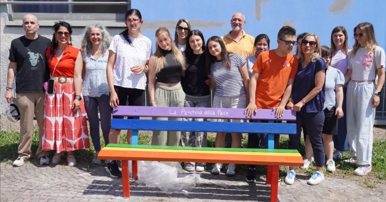 Inaugurata la panchina della pace realizzata dagli studenti